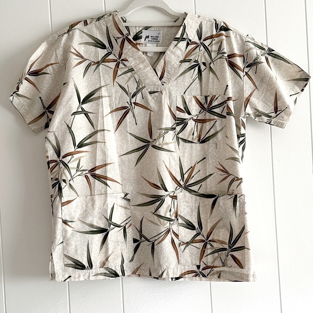 Malihini Hawaii Scrub Top XS bamboo print